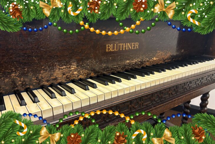 Musical Christmas Piano Performance